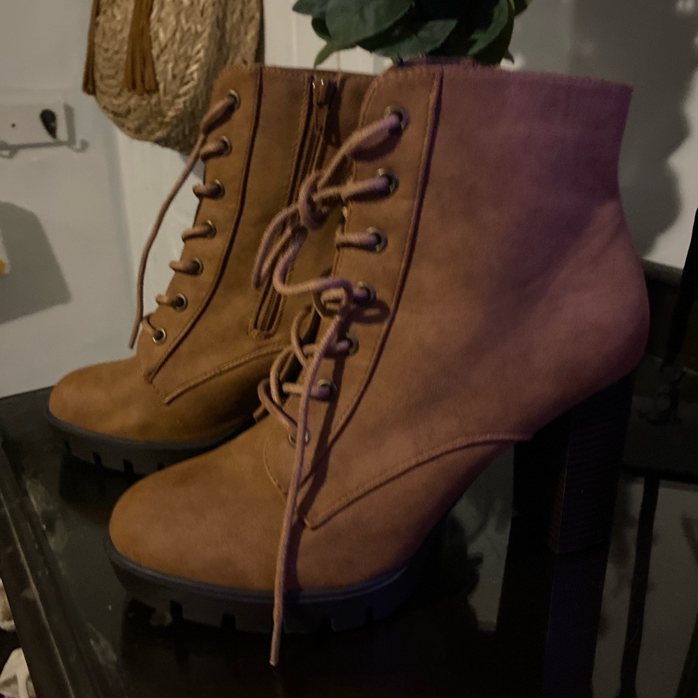 Lace up boots / brown boots / heeled boots